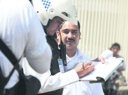 Un agente vial levanta un folio por una infracción de tránsito en la ciudad.  /