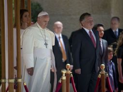 Francisco es recibido por el rey Abdullah y la reina Rahnia en el palacio real. AP /