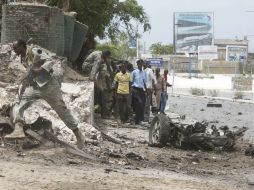 Los fundamentalistas hacen explotar un coche bomba en la puerta principal del parlamento para entrar luego al recinto y disparar. AFP /