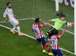 Momento en que el balón entra al arco, Iker Casillas no pudo hacer nada para evitarlo. AFP /