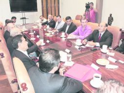 Empresarios y legisladores estadounidenses charlan con el alcalde durante la reunión celebrada ayer. ESPECIAL /