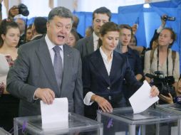 Petro Poroshenko, candidato a la presidencia de Ucrania, acude a las urnas para emitir su voto. EFE /