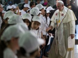 El Papa Francisco saluda a niños palestinos en los campos de refugiados en Deheisheh. AFP /