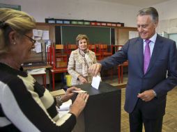 El presidente de Portugal Anibal Cavaco emite su voto durante las elecciones europeas. ARCHIVO /