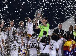 Jugadores del Real Madrid festejan con su afición luego de ganar la Champions League. AFP /