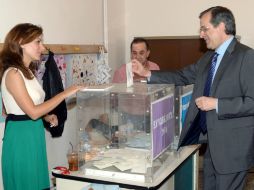 El primer ministro giego , Antonis Samaras, emite su voto para las elecciones parlamentarias de la UE. EFE /