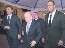 El francés Jerome Valcke (izq) funge como la “mano derecha” del presidente de la FIFA, el suizo Joseph Blatter (der). MEXSPORT /