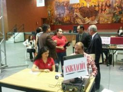 Cientos de maestros asistieron a la Escuela Normal a la repartición.  /