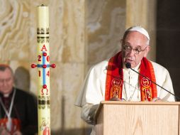 Un monje declaró que fueron quemadas cruces de madera y libros antes de la misa que oficiaría el Papa. EFE /