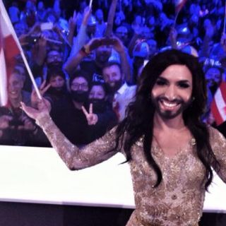 Culpan a Conchita Wurst de inundaciones en los Balcanes
