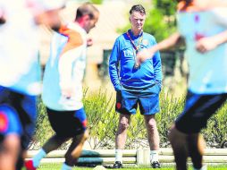 Van Gaal (centro) dijo que el equipo que enfrente a Ghana será el titular en Brasil. EFE /