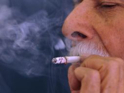 A medida que se encarecen los precios del tabaco, las enfermedades y las muertes disminuyen. ARCHIVO /