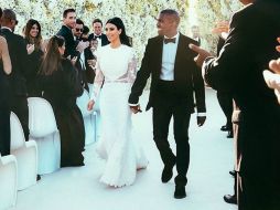 Las fotos muestran a detalle el vestido blanco de Givenchy que la famosa lució en el altar. ESPECIAL /