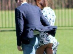 El fuerte viento hizo volar el vestido de la esposa del príncipe Guillermo. ESPECIAL /