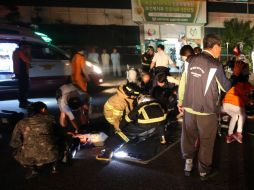 Paramédicos llegan al hospital donde sucedió el siniestro. AP /