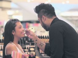 Jonathan Castañeda, maquillista a cargo del equipo Pretty Powerful Team de Bobbi Brown Cosmetics.  /