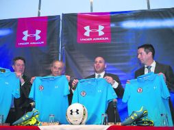 El presidente del Cruz Azul, (segundo de izquierda a derecha), en la presentación de la  nueva marca proveedora de su equipo. MEXSPORT /