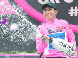 Nairo Quintana, segundo lugar del pasado Tour de Francia, celebra la victoria de la etapa de ayer, con tiempo de 4:42:35 horas. EFE /