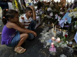 Familiares y amigos de los pequeños darán cristiana sepultura a sus seres queridos. EFE /