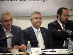 Los legisladores Salvador Vega , David Penchyna y Raúl Gracia durante la primera reunión de las comisiones de Energía. SUN /