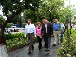 Aristóteles Sandoval y Ramiro Hernández caminan sobre el parque lineal en avenida Normalistas.  /