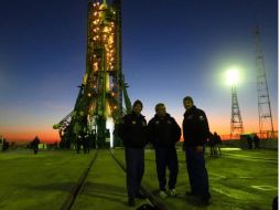 Los astronautas Alexander Gerts, Maxim Viktorovich y Gregory Reid, se toman fotografías, antes de salir a la EEI. @Astro_Alex. ESPECIAL /