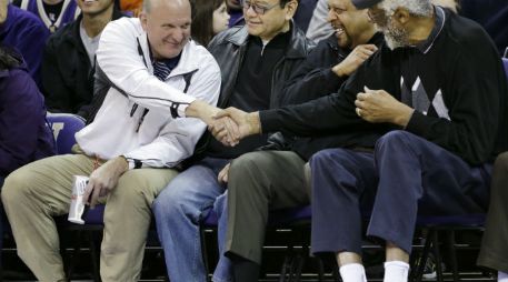 Al lado de la duela. Ballmer (izq.) tiene una fortuna estimada de 20 mil millones de dólares. AP /