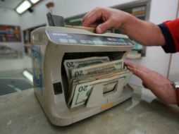 El día de hoy, el dólar cerró la jornada en 12.58 pesos, como precio de compra. ARCHIVO /