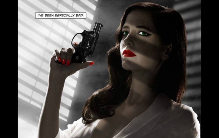 Green aparece en el poster sólo con una bata de seda, con una pistola en la mano y en una pose retadora.  /