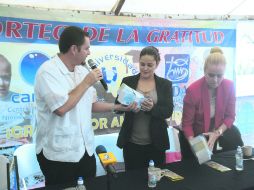 El director del sorteo, Óscar Hernández, hizo entrega de los primeros boletos a CANICA y al Banco Diocesano de Alimentos.  /