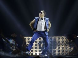 En un comunicado, el cantante surcoreano dice que volverá con canciones 'súper alegres'. AP /