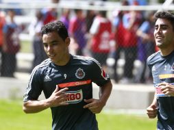 Omar Bravo durante entrenamiento con el cuadro rojiblanco.  /