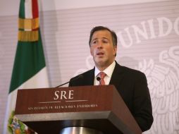 Meade asiste a la ceremonia de transmisión del mando presidencial a Salvador Sánchez Cerén. ARCHIVO /