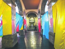 La geometría aplicada en 'De un patio a otro', de Daniel Buren, realza la arquitectura y las pinturas murales del Cabañas.  /