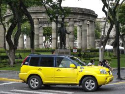 Los taxis con toldo azul pueden prestar servicio dentro de la ciudad, fuera del periférico no tienen permitido levantar pasaje. ARCHIVO /