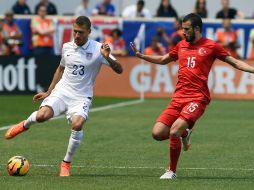 El defensa de la selección estadounidense Fabian Johnson disputa el balón contra Oguzhan Ozyakup en el partido amistoso. AFP /