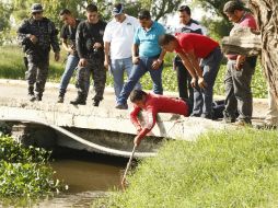 Personal del IJCF acude a un canal en Ixtlahuacán de los Membrillos donde fue encontrado un cuerpo.  /