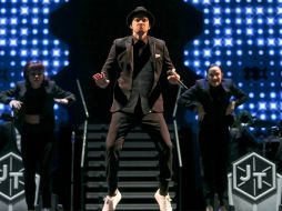 Timberlake apareció vestido de traje negro, zapatillas blancas deportivas y su clásico bombín con clavel rojo enganchado. EFE /