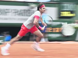 Roger Federer corre para rescatar una bola. El suizo perdió siete veces su servicio durante el encuentro. AFP /