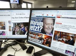 Monitores de computadoras con las portadas de varios medios internacionales, con la noticia de la abdicación del rey Juan Carlos. EFE /
