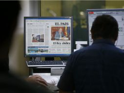 Además de las redes sociales, las ediciones digitales de diarios han dado espacio a la noticia sobre la abdicación del rey de España. EFE /