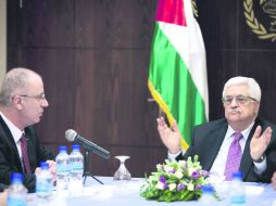 El presidente palestino Mahmud Abás (derecha) y el primer ministro Rami Hamdallah en la conformación del nuevo Gobierno. EFE /