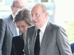 SALUD DETERIORADA. Con 76 años de edad el rey Juan Carlos acusa el peso de la edad, con varias operaciones en los recientes años. AP /