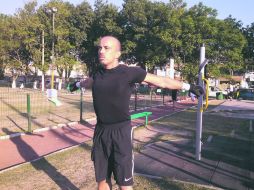 Jorge Olivares comenzó a hacer ejercicio en gimnasios, pero después lo abandonó para continuar en parques públicos. ESPECIAL /