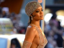 El vestido, diseñado por Adam Selam, dejaba ver los encantos de la originaria de Barbados. AFP /