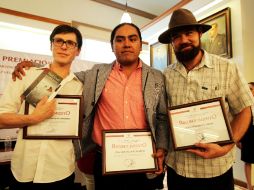 En la imagen, los ganadores con sus reconocimientos.  /