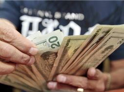 Fijan en 12.9447 pesos el tipo de cambio para solventar obligaciones en moneda extranjera pagaderas en el país. ARCHIVO /