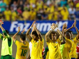 Los jugadores de la selección brasileña celebran su victoria en el estadio Serra Dourada. EFE /
