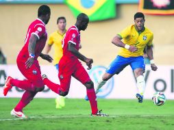 El delantero Hulk (7) anotó el tercer gol de su equipo al iniciar el segundo tiempo. El Brasil de Scolari utiliza una formación 4-3-3. EFE /