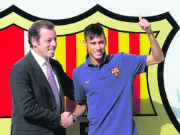 El ex presidente del Barcelona, Sandro Rossel (izq) al momento de presentar a Neymar (der) como jugador del Barcelona el verano pasado. AFP /